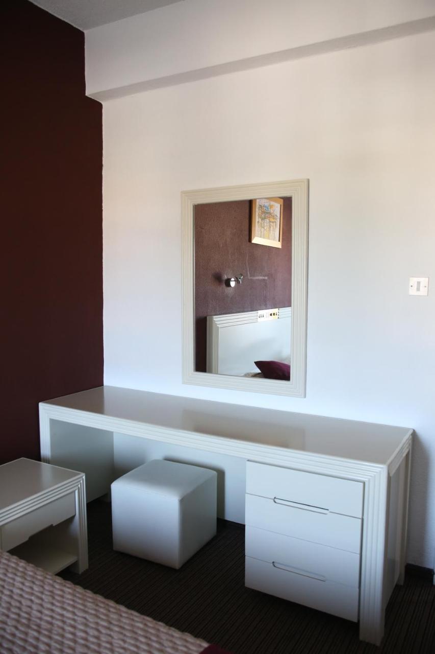 Kings Annex Aparthotel Paphos ภายนอก รูปภาพ