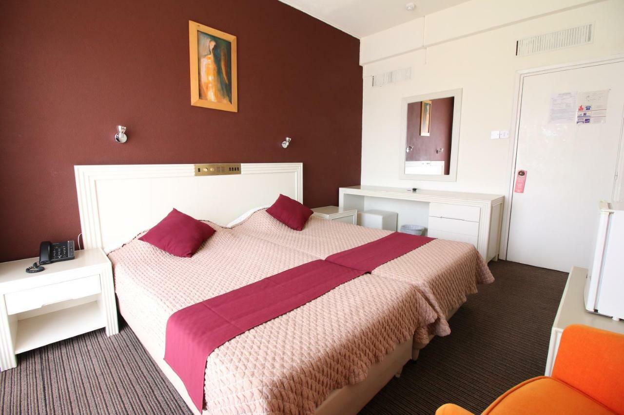 Kings Annex Aparthotel Paphos ภายนอก รูปภาพ